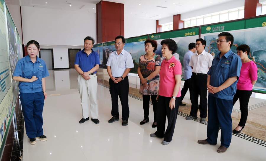 1-2015年8月，全國政協(xié)副主席、中國科學(xué)院院士王志珍一行蒞臨金徽股份調(diào)研。.jpg