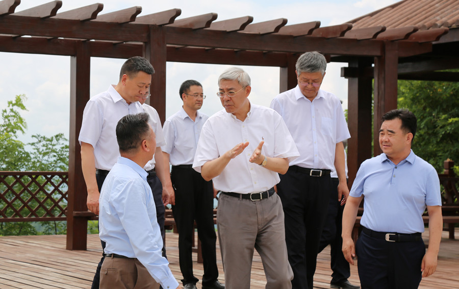 7-2021年7月，中共中央委員、時任甘肅省委書記尹弘蒞臨金徽股份調(diào)研指導(dǎo)防災(zāi)減災(zāi)和綠色礦山建設(shè)情況。.jpg