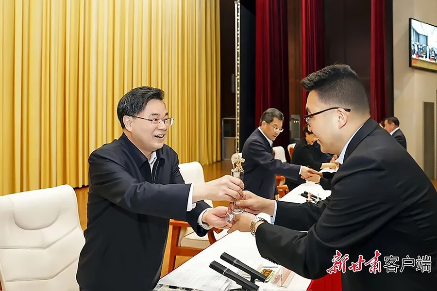2-2023年5月，省委書記、省人大常委會主任胡昌升為金徽礦業(yè)旅游景區(qū)授“全省文化旅游發(fā)展突出貢獻(xiàn)集體獎”。.jpg