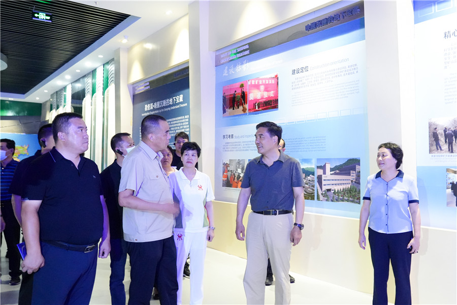 12-2022年8月，省委常委、省委統(tǒng)戰(zhàn)部長孫雪濤帶領(lǐng)帶領(lǐng)全省黨外代表人士考察團(tuán)蒞臨金徽股份調(diào)研指導(dǎo)。.jpg