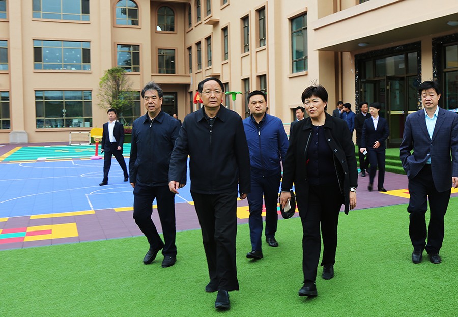 5-2018年4月，時任省政協(xié)主席、黨組書記歐陽堅蒞臨金徽企業(yè)視察。.jpg