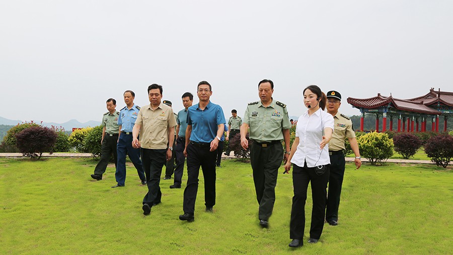 17-2020年7月，省委常委、省軍區(qū)司令員王文清蒞臨金徽股份調(diào)研企業(yè)編兵和綠色礦山建設(shè)工作是表示：金徽股份將民兵作為企業(yè)應(yīng)急救援力量的一員，充分發(fā)揮了民兵作用，立起了在企業(yè)編兵的標(biāo)桿。.jpg