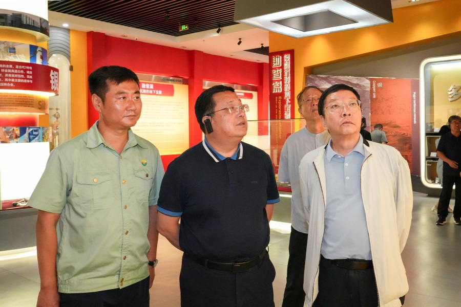 2024.06.23全國政協(xié)委員、 陜西省政協(xié)副主席、民建陜西省委會主委李忠民蒞臨金徽股份調(diào)研.jpg