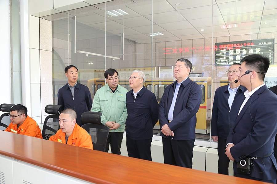 全國政協(xié)常委，省政協(xié)副主席，民進(jìn)中央常委、甘肅省主委尚勛武調(diào)研金徽股份時強(qiáng)調(diào)，要加強(qiáng)科技創(chuàng)新與人才培養(yǎng)。-900.jpg